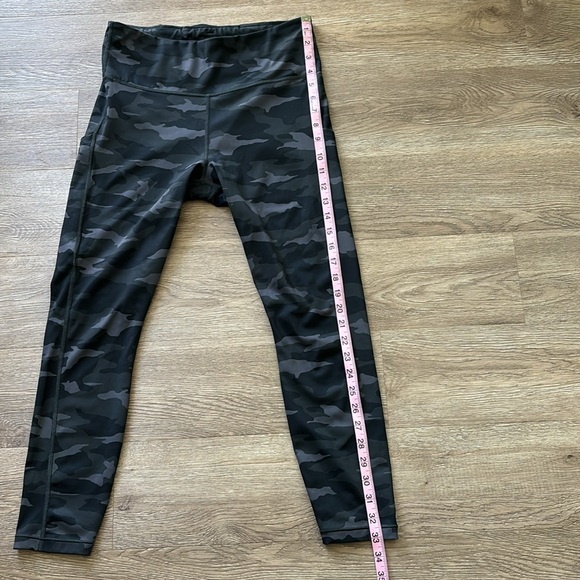Athleta Ultimate Camo 7/8 leggings. Size M. - Picture 8 of 10